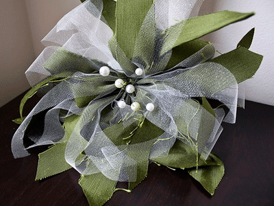 Handmade burlap fabric Christmas table decoration from lushome.com