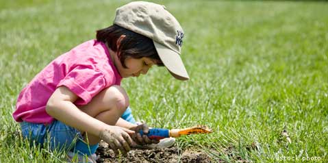 Kids are only spending a few minutes a day outside, and several hours with their gadgets, says National Wildlife Federation. Photo NWF.